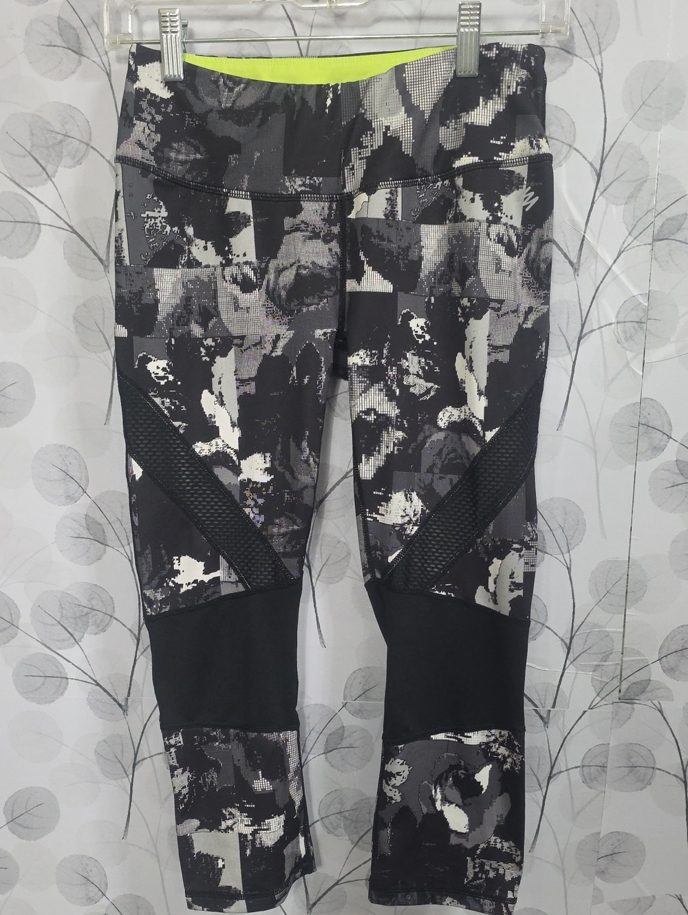 Women's Black & Gray Printed Capri Leggings with Neon Waistband